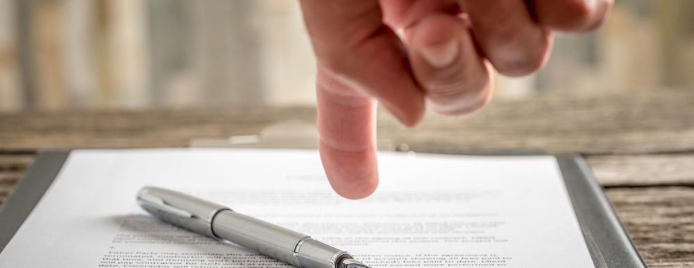 Dedo indicando a un documento representando el proceso y solicitud de crédito FOVISSTE