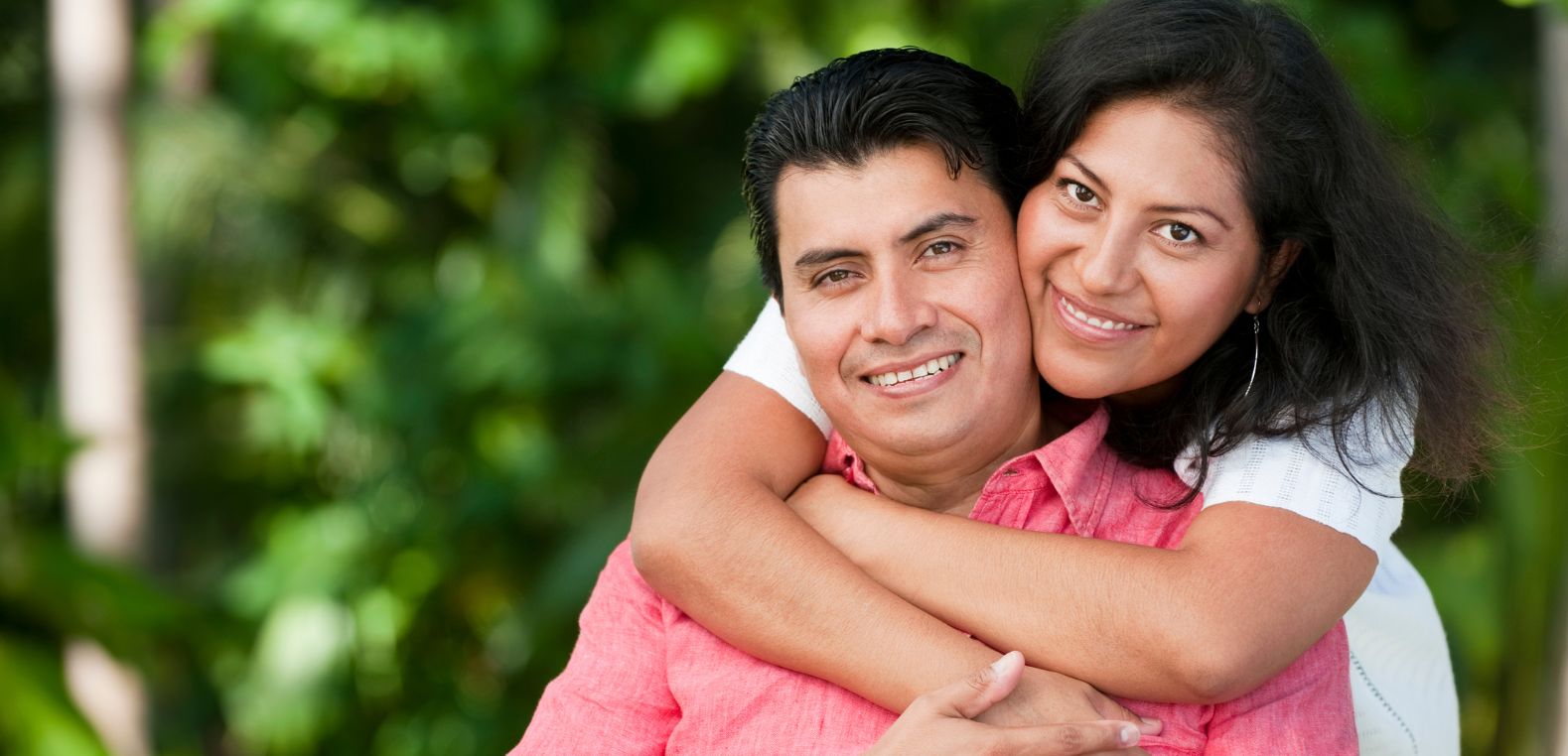Dos esposos abrazándose tras contratar juntos el programa Unamos Créditos de INFONAVIT