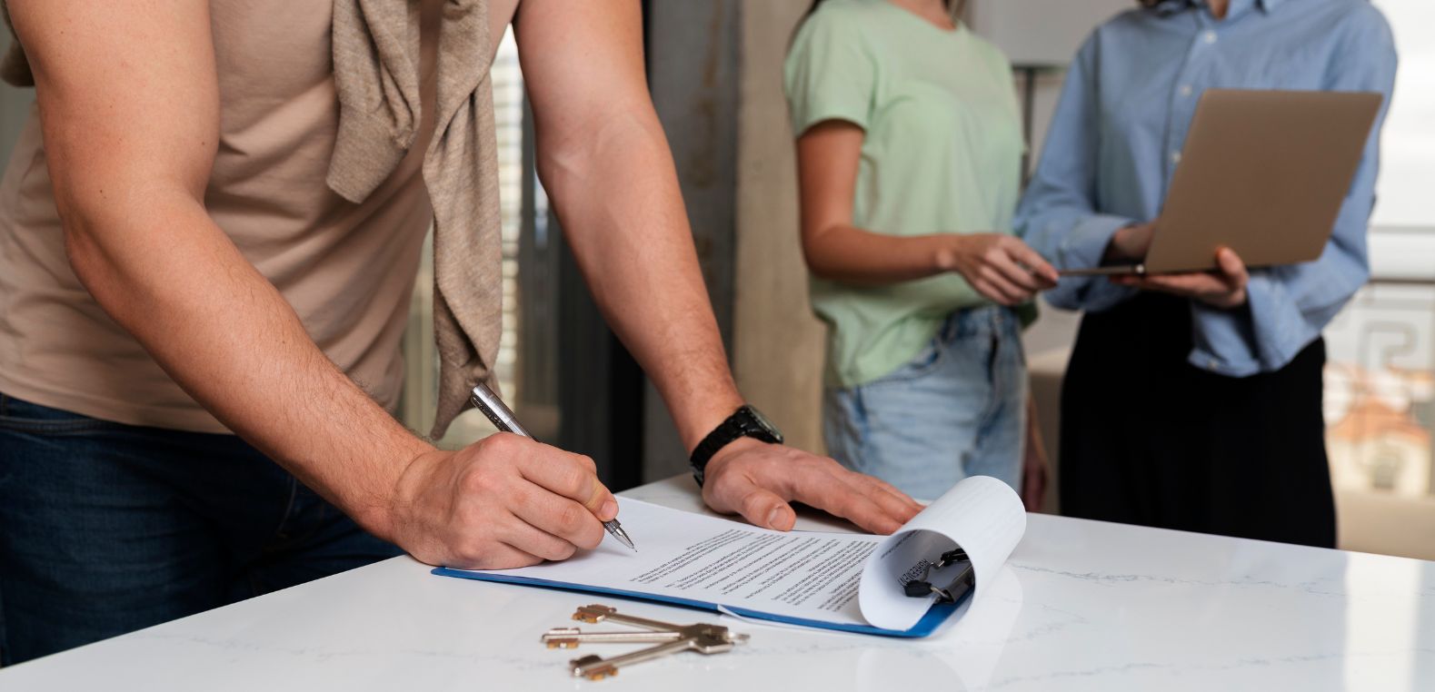 Persona firmando un documento después de cumplir con los requisitos para solicitar un crédito hipotecario
