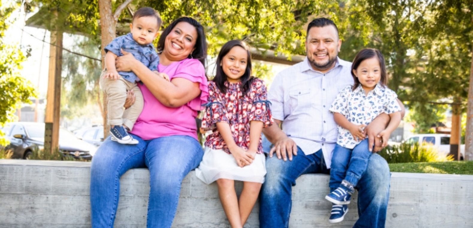 Familia mexicana feliz luego de tener certificado de libertad de gravámenes